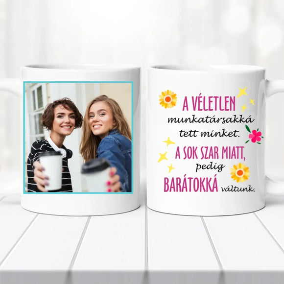Barátnős fényképes bögre – „A véletlen munkatárssá tett minket…"