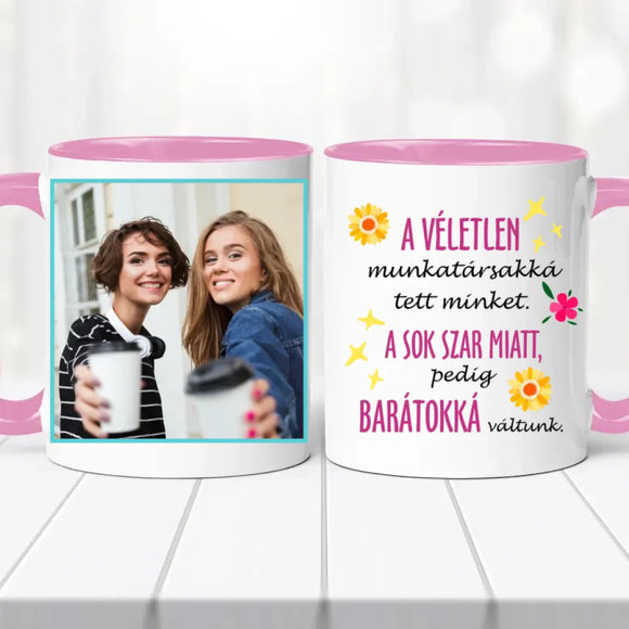 Barátnős fényképes bögre – „A véletlen munkatárssá tett minket…"