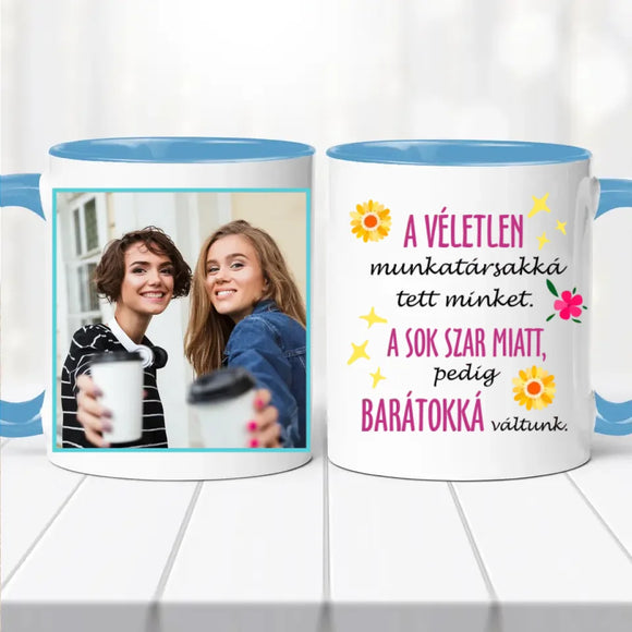 Barátnős fényképes bögre – „A véletlen munkatárssá tett minket…"