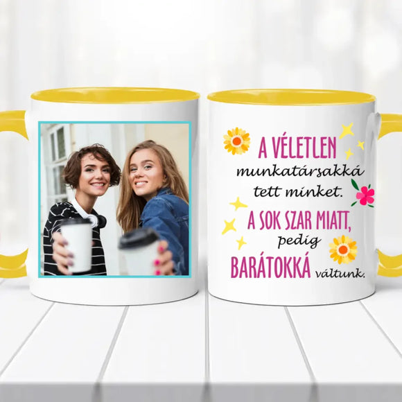 Barátnős fényképes bögre – „A véletlen munkatárssá tett minket…"