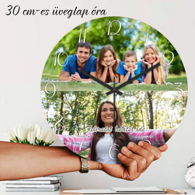 Prémium minőségű üveg falióra bemutatása kézben tartva, a termék méretének szemléltetéséhez.