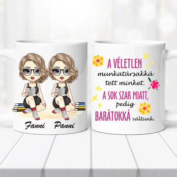 Barátnős bögre – „A véletlen munkatárssá tett minket…” felirattal
