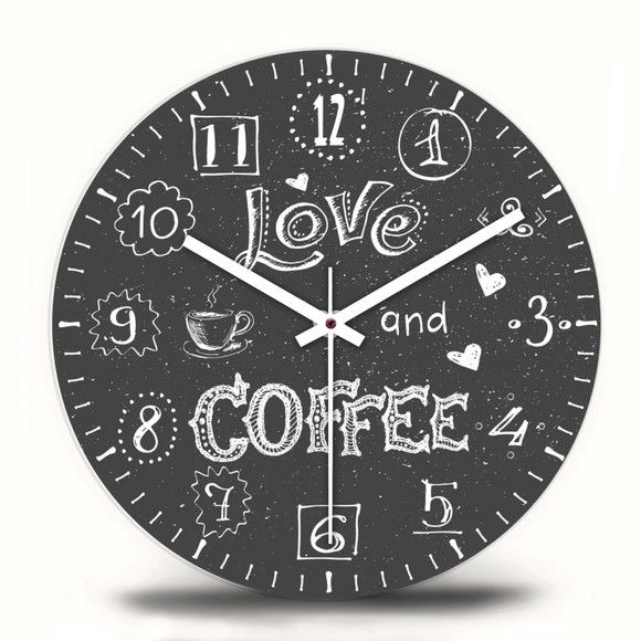 Minimalista Love & Coffee kávés falióra fehér tipográfiával és üveglappal.