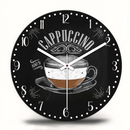 Krétatábla stílusú Cappuccino falióra fehér tipográfiával és üveglappal.