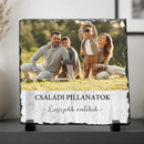 Fahatású alsó sávval díszített egyedi családi fotókő kitámasztó talpakon Családi pillanatok Legszebb emlékek felirattal és egy négytagú család boldog fotójával