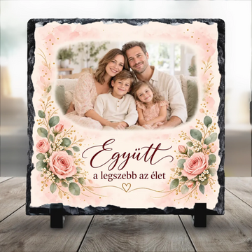 Rózsaszín alapon rózsákkal díszített egyedi családi fotókő kitámasztó talpakon Együtt a legszebb az élet felirattal és egy négytagú mosolygós család fotójával
