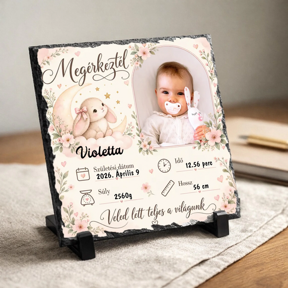 Nyuszis és holdas grafikával, rózsaszín virágokkal díszített egyedi születési emléklap palakő kitámasztó talpakon Violetta névvel és kisbabás fotóval boltíves keretben