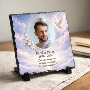 Ragyogó égi felhős háttérrel, fehér virágokkal és repülő fehér galambbal díszített egyedi kegyeleti fotókő kitámasztó talpakon Kovács Péter felirattal