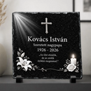 Négyzet alakú, rusztikus szélű fekete palakő emléktábla fekete műanyag talpakon. Felső részén ezüst kereszt és égi fénysugarak, alatta a Kovács István Szeretett nagypapa 1926-2026 felirat, középen Az élet elmúlik, de az emlék örökké megmarad idézet olvasható fehér betűkkel. Az alsó sarkokban fehér liliomok, egy égő gyertya és fehér rózsa látható.