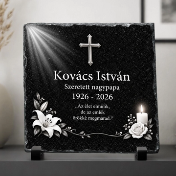 Négyzet alakú, rusztikus szélű fekete palakő emléktábla fekete műanyag talpakon. Felső részén ezüst kereszt és égi fénysugarak, alatta a Kovács István Szeretett nagypapa 1926-2026 felirat, középen Az élet elmúlik, de az emlék örökké megmarad idézet olvasható fehér betűkkel. Az alsó sarkokban fehér liliomok, egy égő gyertya és fehér rózsa látható.