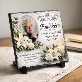 Egyedi kegyeleti fényképes fotókő palakőből fekete talpon idős hölgy fotójával Emlékére felirattal indás díszítés égő gyertya fehér liliom és rózsa grafikával