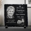 Egyedi kegyeleti fényképes fotókő palakőből fekete talpon idős hölgy fotójával emlékére felirattal kereszt gyertya és rózsa grafikával