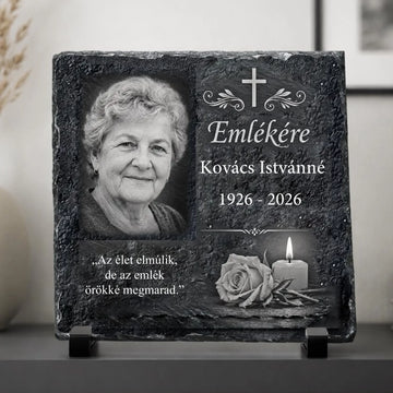 Egyedi kegyeleti fényképes fotókő palakőből fekete talpon idős hölgy fotójával emlékére felirattal kereszt gyertya és rózsa grafikával