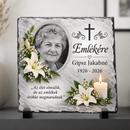 Egyedi kegyeleti fényképes fotókő palakőből fekete talpon idős hölgy fotójával Emlékére felirattal kereszt égő gyertya és fehér liliom grafikával