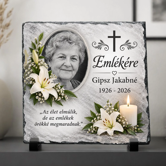 Egyedi kegyeleti fényképes fotókő palakőből fekete talpon idős hölgy fotójával Emlékére felirattal kereszt égő gyertya és fehér liliom grafikával