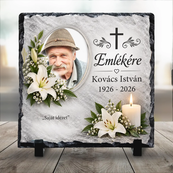 Fehér liliomokkal, gyertyával és kereszttel díszített egyedi keresztény kegyeleti fotókő kitámasztó talpakon és saját idézet felirattal
