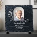 Kék nefelejcs virágokkal díszített egyedi kegyeleti fotókő kitámasztó talpakon boltíves képkerettel és Kovács István felirattal fekete háttér előtt