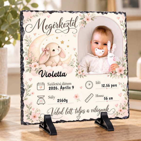 Nyuszis és holdas grafikával, rózsaszín virágokkal díszített egyedi születési emléklap palakő kitámasztó talpakon Violetta névvel és kisbabás fotóval boltíves keretben