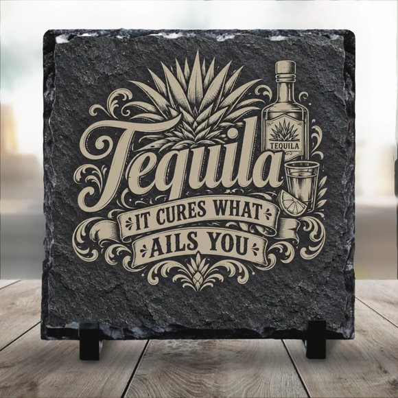 Gravírozott hatású vintage Tequila felirattal, agave növénnyel, üveggel és felespohárral díszített egyedi fekete palakő asztali dísz saját szöveget írhatsz ide felirattal fekete kitámasztó talpakon