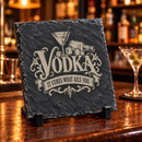 Gravírozott hatású vintage Vodka felirattal, martini pohárral és jégkockákkal díszített egyedi fekete palakő asztali dísz fekete kitámasztó talpakon